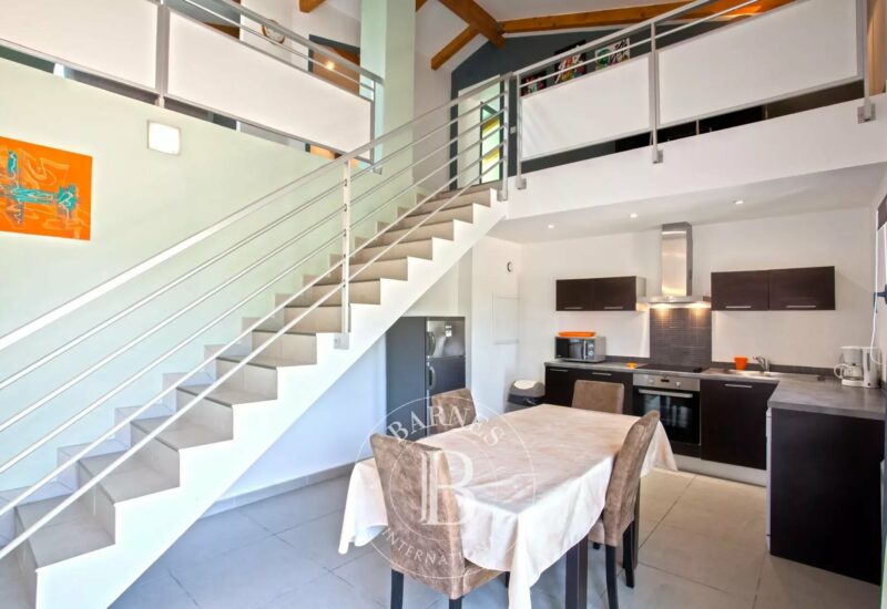 Calvi, villa d’architecte, 4 chambres, dépendance, piscine, plage à pieds, vue montagnes