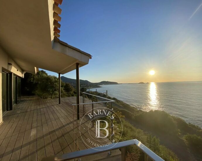 L’Ile Rousse, 3-bedroom villa, panoramic sea view, beach within walking distance