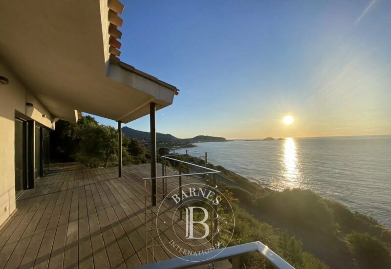 L’Ile Rousse, 3-bedroom villa, panoramic sea view, beach within walking distance