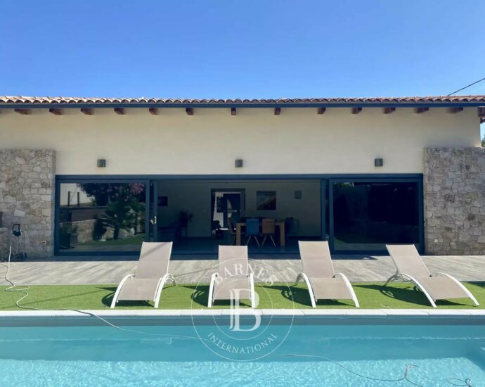 Calvi, villa d’architecte, 4 chambres, dépendance, piscine, plage à pieds, vue montagnes