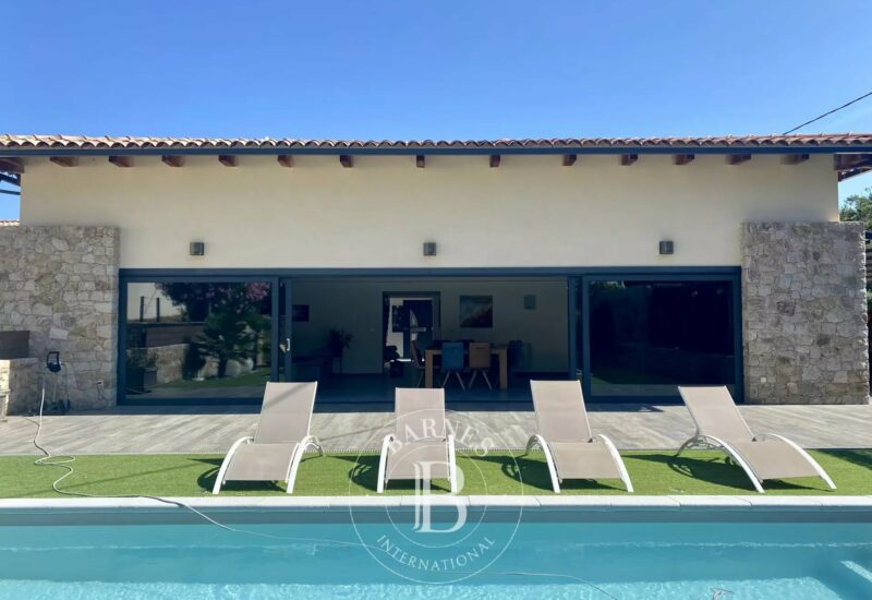 Calvi, villa d’architecte, 4 chambres, dépendance, piscine, plage à pieds, vue montagnes
