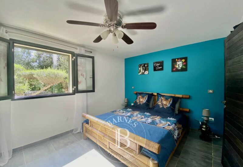 Calvi, villa d’architecte, 4 chambres, dépendance, piscine, plage à pieds, vue montagnes