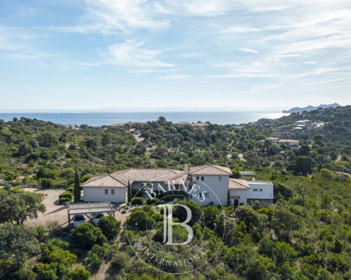 Porto vecchio, Palombaggia, villa 5 bedrooms, pool and nearby the beach, Casa di l’Oru RL207