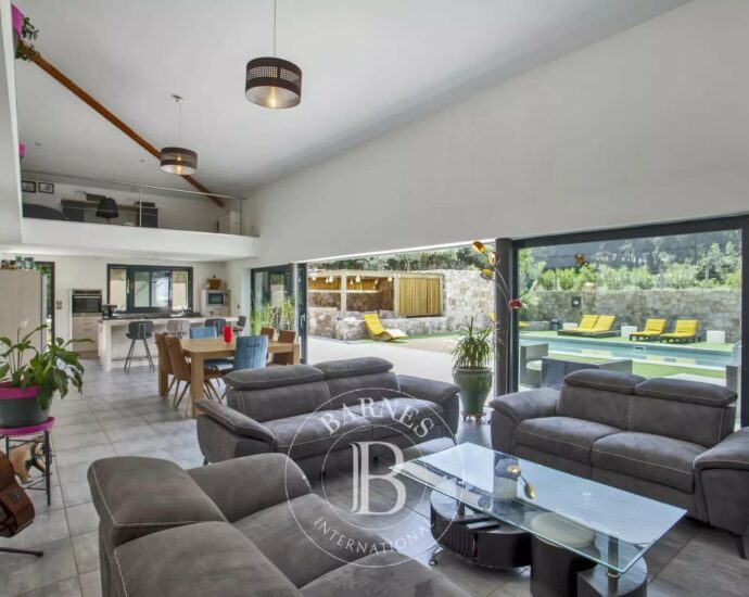Calvi, villa d’architecte, 4 chambres, dépendance, piscine, plage à pieds, vue montagnes