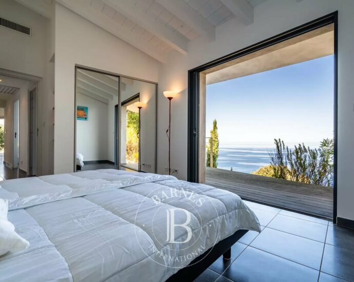 L’Ile Rousse, 3-bedroom villa, panoramic sea view, beach within walking distance