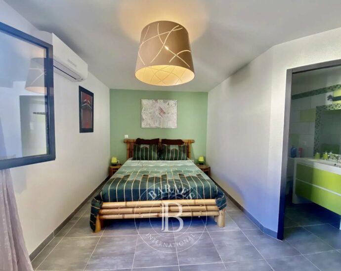 Calvi, villa d’architecte, 4 chambres, dépendance, piscine, plage à pieds, vue montagnes