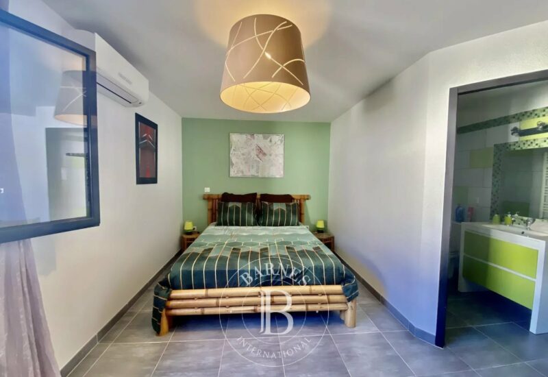 Calvi, villa d’architecte, 4 chambres, dépendance, piscine, plage à pieds, vue montagnes