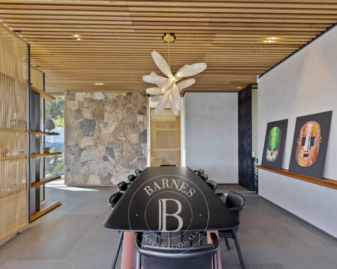 Arinella, 7 bedroom villa, waterfront, Benguerra RL313