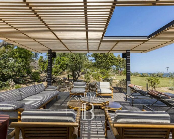 Arinella, 7 bedroom villa, waterfront, Benguerra RL313