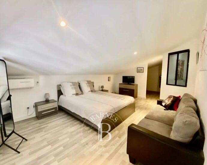 Calvi, villa d’architecte, 4 chambres, dépendance, piscine, plage à pieds, vue montagnes
