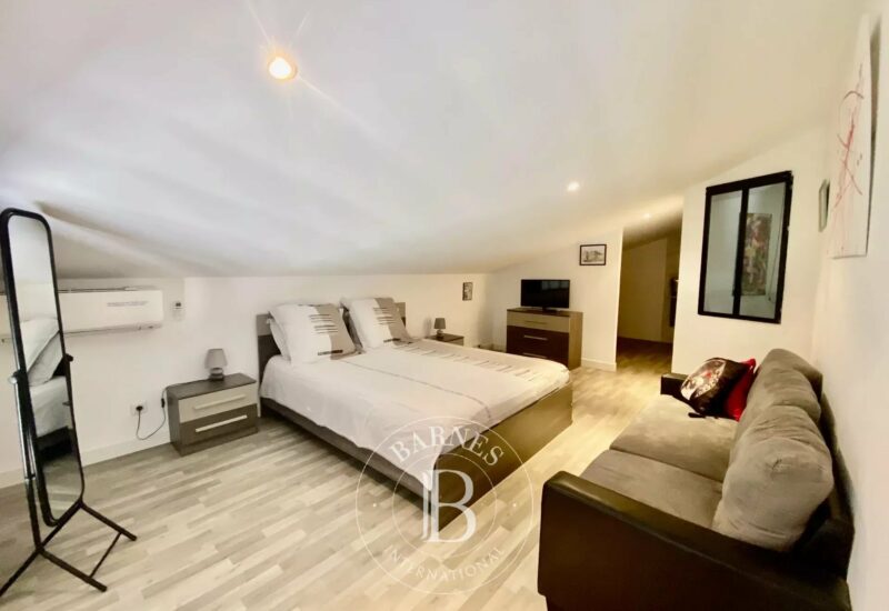 Calvi, villa d’architecte, 4 chambres, dépendance, piscine, plage à pieds, vue montagnes