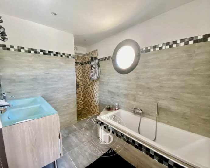 Calvi, villa d’architecte, 4 chambres, dépendance, piscine, plage à pieds, vue montagnes