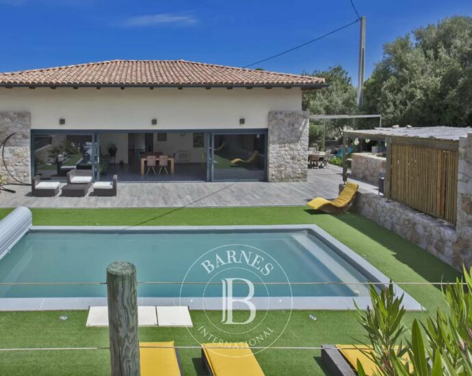 Calvi, villa d’architecte, 4 chambres, dépendance, piscine, plage à pieds, vue montagnes