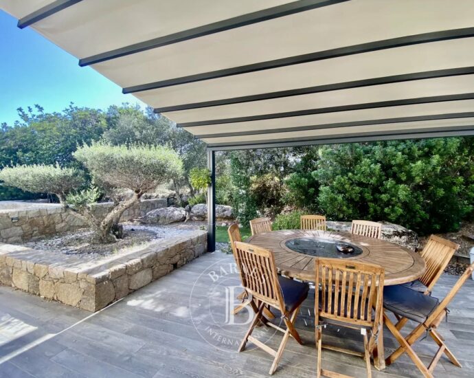 Calvi, villa d’architecte, 4 chambres, dépendance, piscine, plage à pieds, vue montagnes