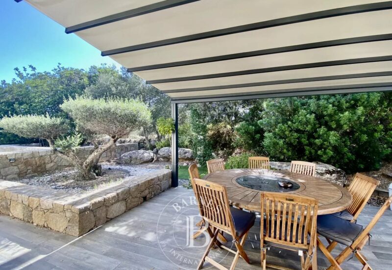 Calvi, villa d’architecte, 4 chambres, dépendance, piscine, plage à pieds, vue montagnes