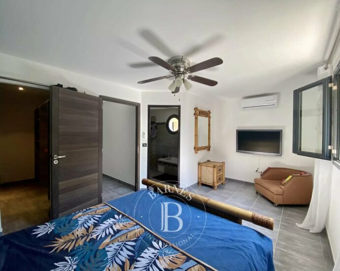 Calvi, villa d’architecte, 4 chambres, dépendance, piscine, plage à pieds, vue montagnes