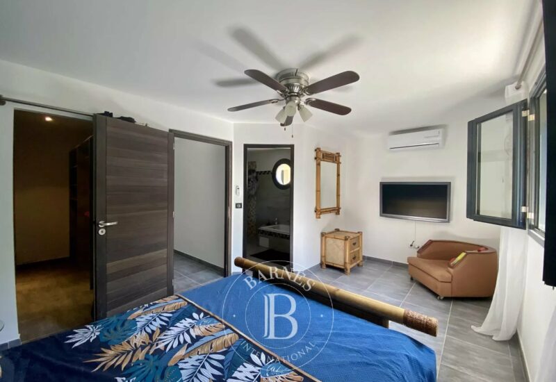 Calvi, villa d’architecte, 4 chambres, dépendance, piscine, plage à pieds, vue montagnes