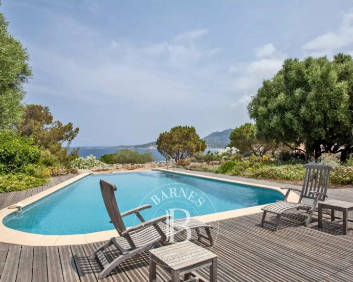 L’Ile Rousse region, single-storey villa, sea view, beach within walking distance