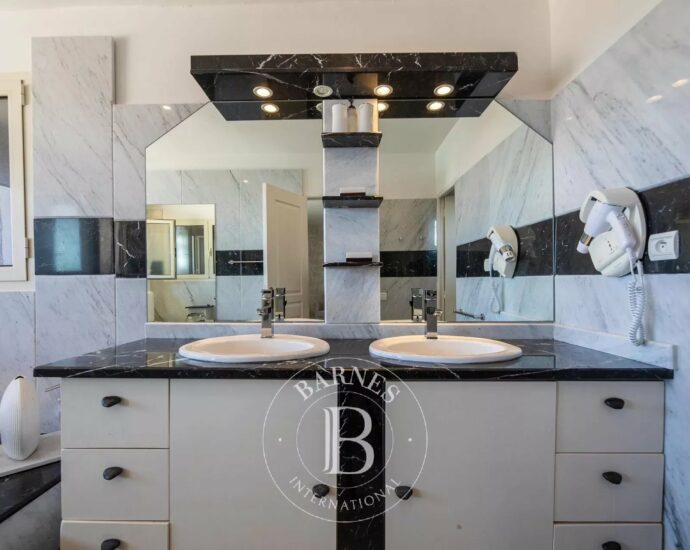 Bonifacio, Piantarella, villa 6 bedrooms + 2 service rooms, pool and sea view, Villa Saphir RL242