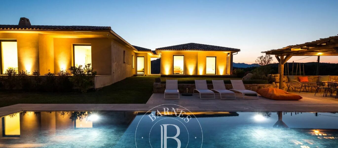 Bonifacio, villa 5 chambres et une chambre enfants, piscine, vue mer, RL273 Villa Maquis