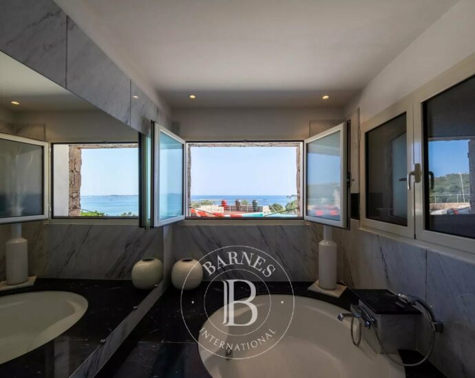 Bonifacio, Piantarella, villa 6 bedrooms + 2 service rooms, pool and sea view, Villa Saphir RL242