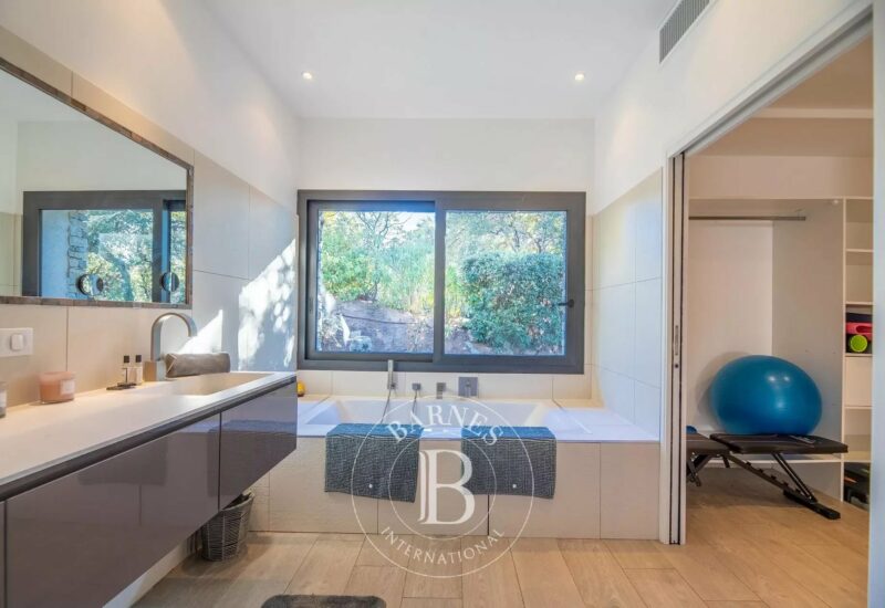Pinarello, Villa La Tour, 5 bedrooms, swimming pool and sea view, RL278