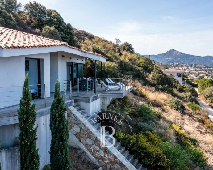 L’Ile Rousse, 3-bedroom villa, panoramic sea view, beach within walking distance