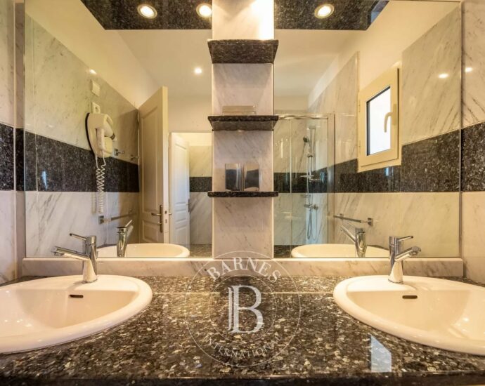 Bonifacio, Piantarella, villa 6 bedrooms + 2 service rooms, pool and sea view, Villa Saphir RL242