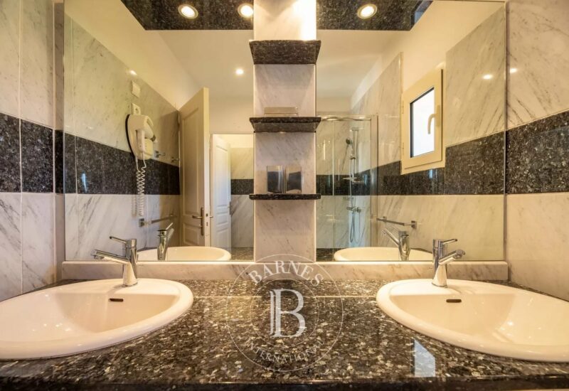 Bonifacio, Piantarella, villa 6 bedrooms + 2 service rooms, pool and sea view, Villa Saphir RL242
