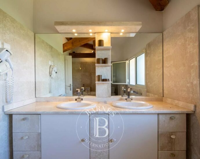 Bonifacio, Piantarella, villa 6 bedrooms + 2 service rooms, pool and sea view, Villa Saphir RL242