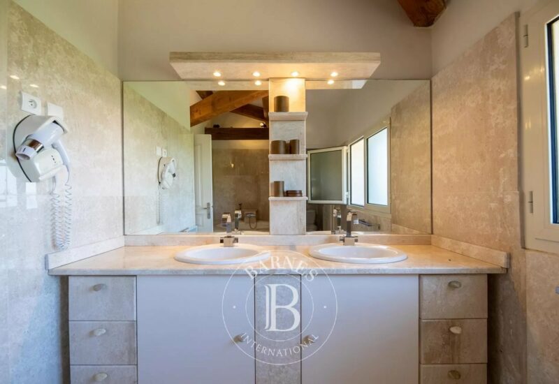 Bonifacio, Piantarella, villa 6 bedrooms + 2 service rooms, pool and sea view, Villa Saphir RL242