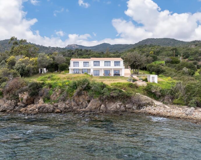 Cote des Nacres – Villa moderne, pied dans l’eau avec piscine et garage