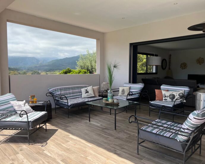 Southern Corsica – Single-Story Villa with Pool and Mountain Views Near Pinarello Beach