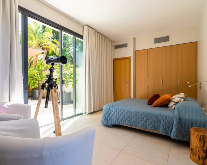 Bay of Calvi, architect-designed villa for 10 people, panoramic sea view, swimming pool, close to beaches.