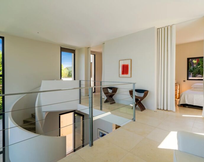 Bay of Calvi, architect-designed villa for 10 people, panoramic sea view, swimming pool, close to beaches.