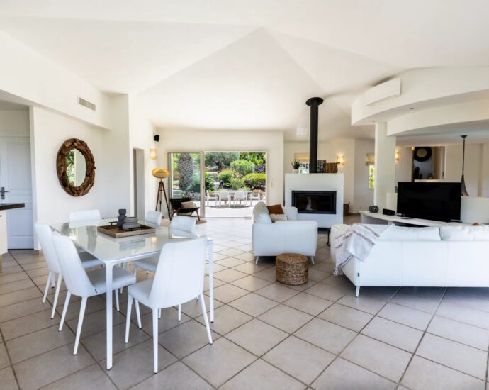 Arasu, villa 5 bedrooms, swimming-pool and sea view, RL323 Arasu