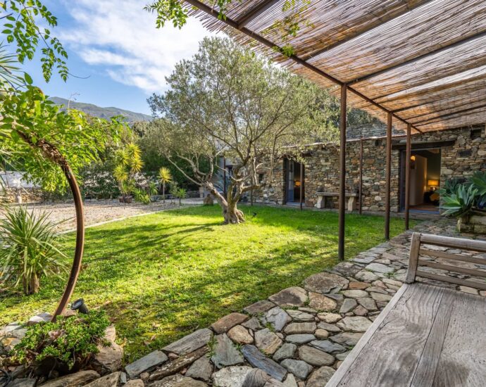 Exclusivité, Saint-Florent, villa en pierres, 5 chambres, parc arboré avec piscine, proche plage