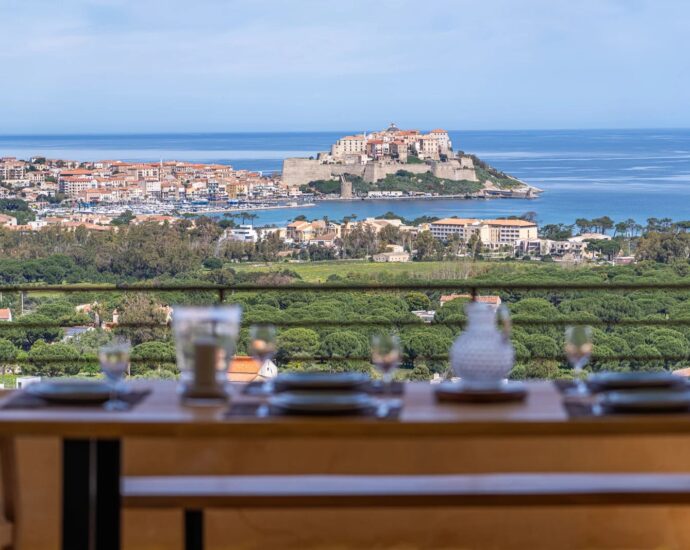 Calvi, Villa 5 chambres, vue mer panoramique, piscine chauffée, proche de plages.