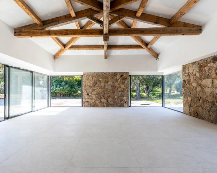 Exclusivité – Porto-Vecchio, Villa d’architecte, 6 chambres, piscine, vue montagne