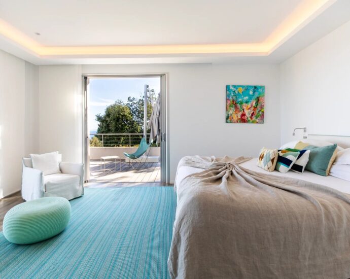Palombaggia, villa 7 chambres, 1 chambre de service, piscine, vue mer panoramique, proche plage