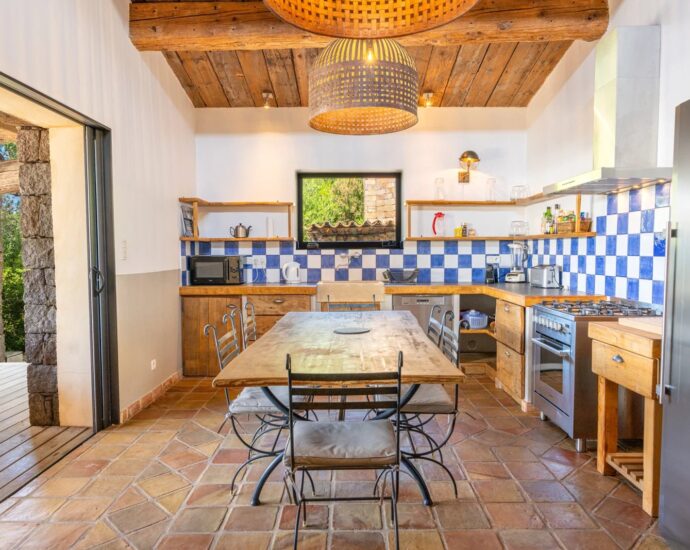 Propriano, Olmeto, villa 4 chambres, pied dans l’eau, piscine