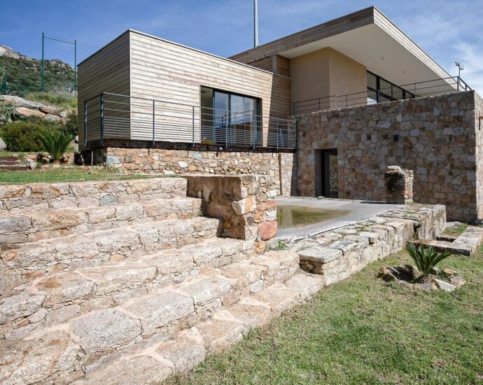 Lumio, Villa 5 bedrooms, one T2, heated pool, close to beaches.