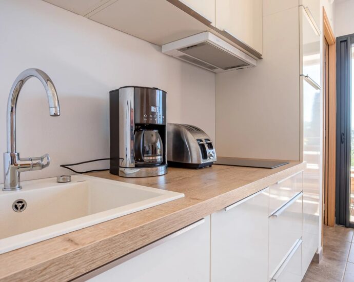Lumio, Villa 5 bedrooms, one T2, heated pool, close to beaches.