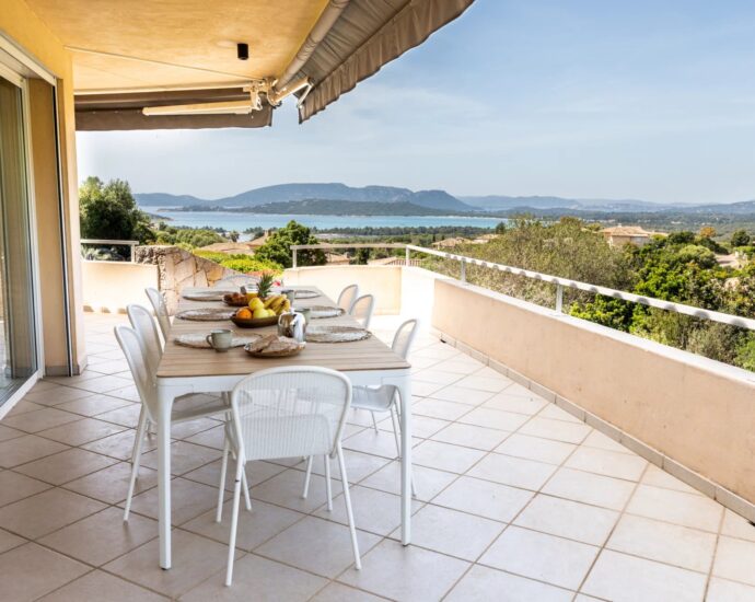 Arasu, villa 5 bedrooms, swimming-pool and sea view, RL323 Arasu