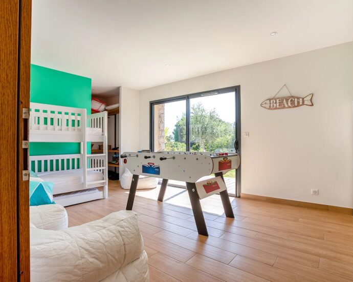 Lumio, Villa 5 bedrooms, one T2, heated pool, close to beaches.