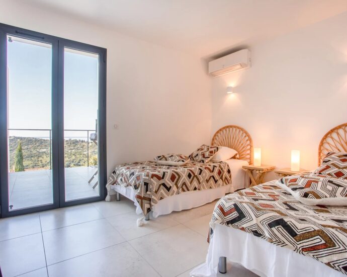 Lumio, Villa 6 chambres, vue mer et montagnes, piscine chauffée, proche des plages.