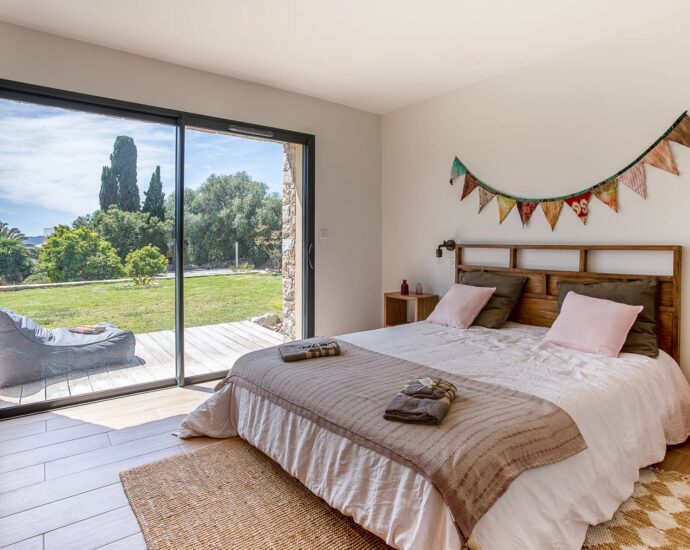 Lumio, Villa 5 bedrooms, one T2, heated pool, close to beaches.