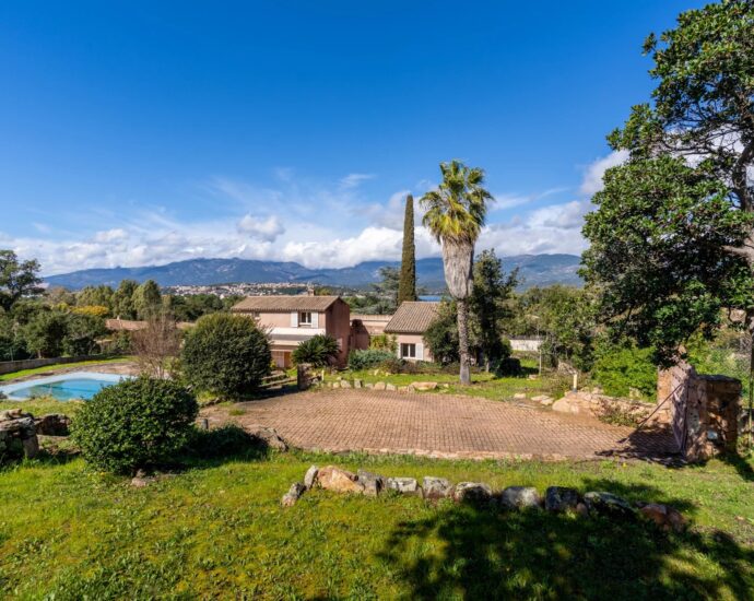 Porto-vecchio, Villa 4 chambres, piscine, vue mer, proche plage