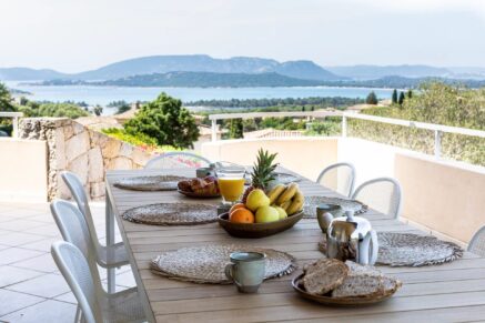 Arasu, villa 5 bedrooms, swimming-pool and sea view, RL323 Arasu