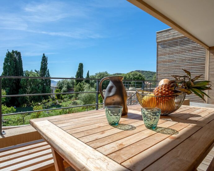 Lumio, Villa 5 bedrooms, one T2, heated pool, close to beaches.